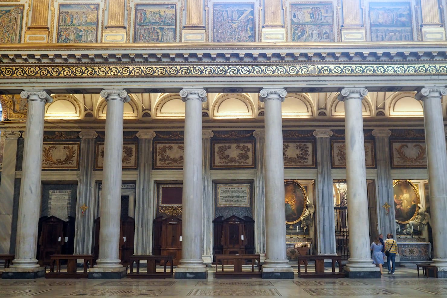 Fila di colonne con capitelli ionici ai lati della navata centrale della basilica