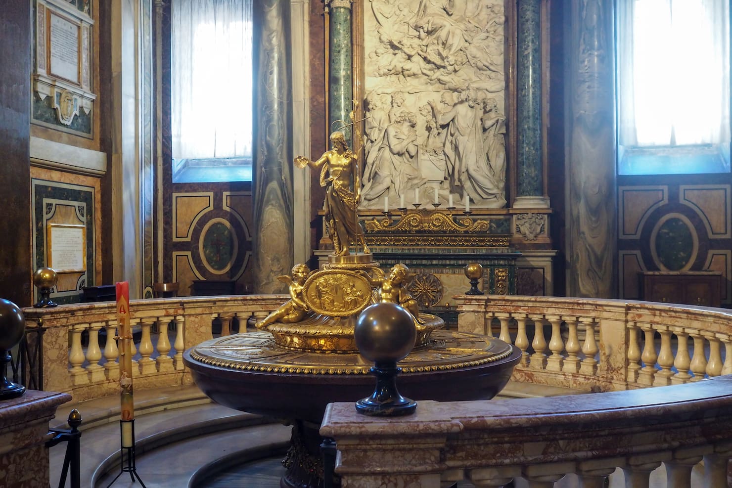 Il battistero con l'altorilievo di Pietro Bernini
