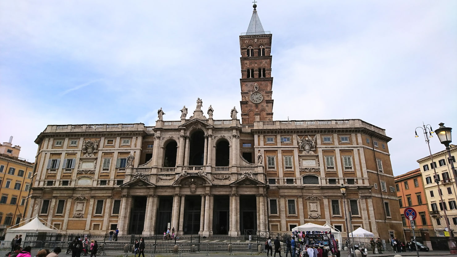 Il campanile di Santa Maria Maggiore svetta sulla basilica