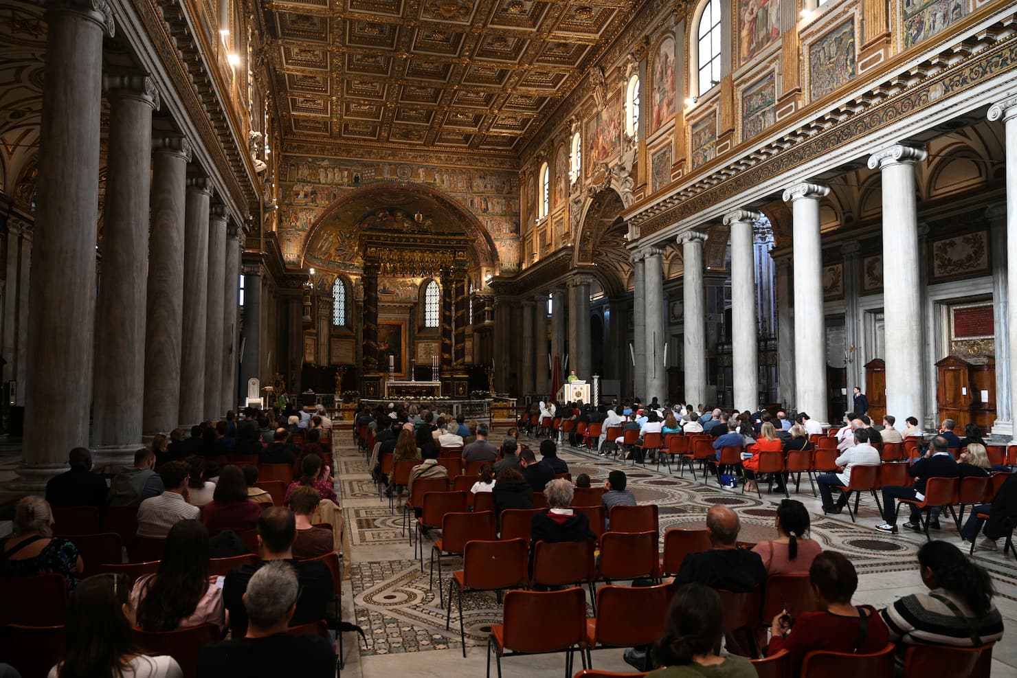 Fedeli all'interno della basilica