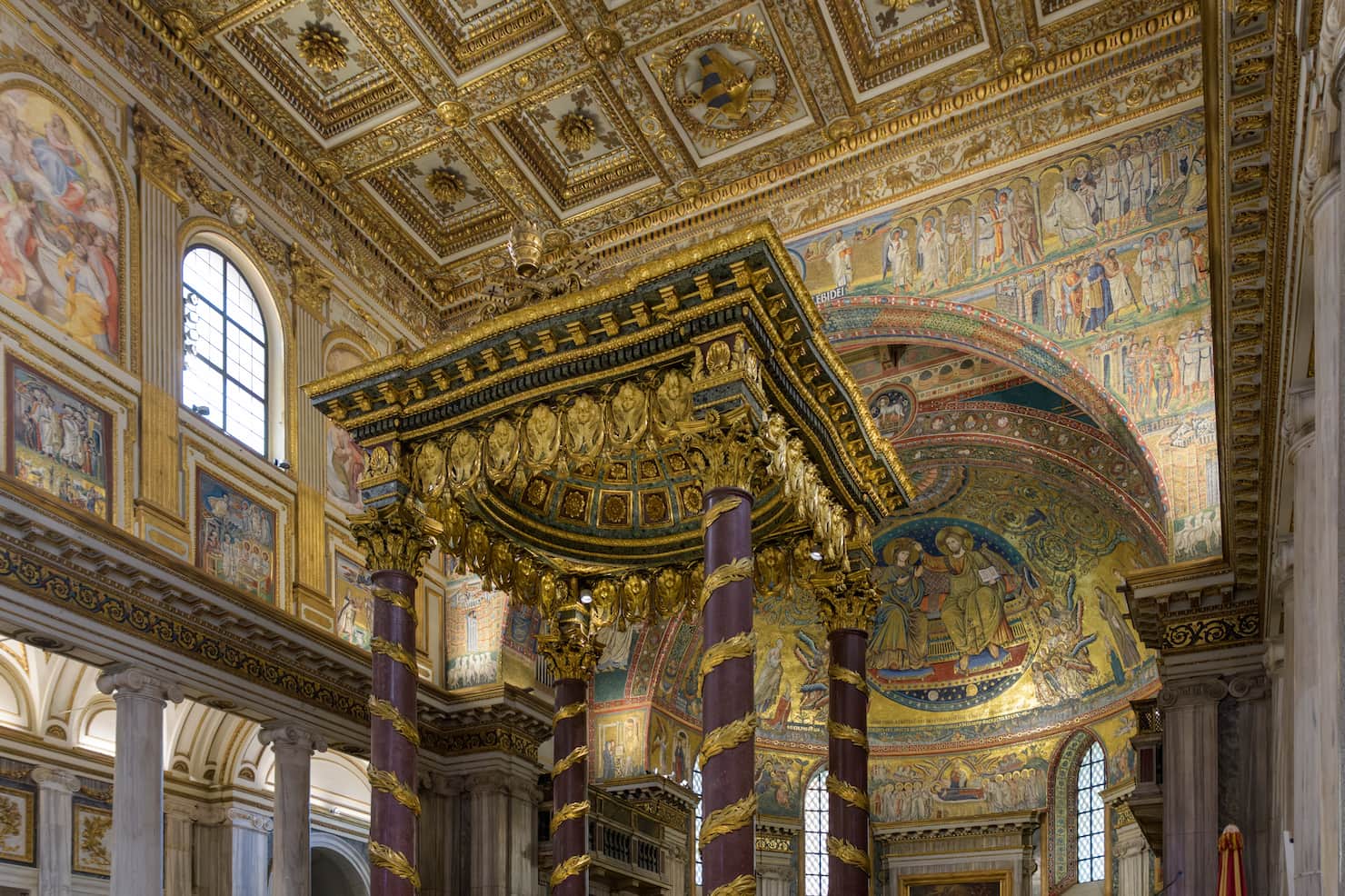 Mosaici absidali, arco trionfale e baldacchino in un unico scatto