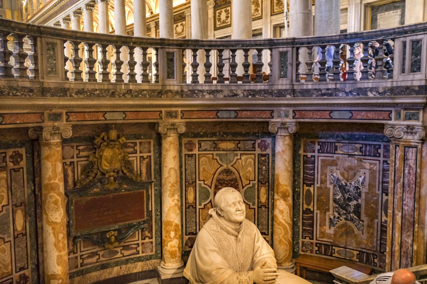 Scultura di Papa Pio IX all'interno della basilica