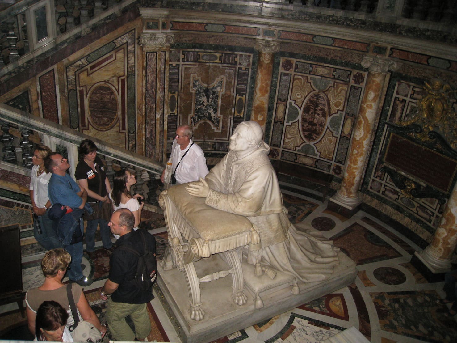 Visitatori con spalle coperte e rispettanti del dress code all'interno della basilica